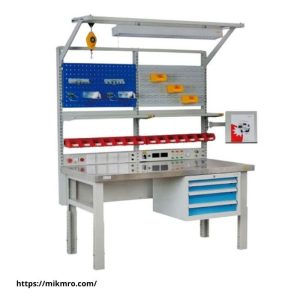 Bàn thao tác cơ khí thiết kế chắc chắn, khung thép sơn tĩnh điện bền bỉ, phù hợp cho xưởng sản xuất và phòng kỹ thuật.