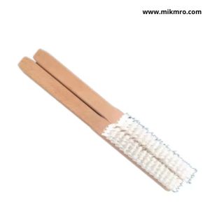 Bàn chải gỗ là dòng sản phẩm vệ sinh tiện dụng với thiết kế chắc chắn và gọn gàng. Bàn chải cán gỗ giúp thao tác dễ dàng khi chà rửa, phù hợp nhiều nhu cầu sử dụng trong gia đình. Bàn chải có cán được gia công cứng cáp, đáp ứng tốt các công việc làm sạch hằng ngày. Mô tả sản phẩm Bàn chải gỗ cán dài Xuất xứ: Trung  Thương hiệu: Liulin Chất liệu cán: Gỗ sồi Chất liệu sợi: PP hoặc nilon Công dụng chính: Chà rửa và làm sạch bề mặt