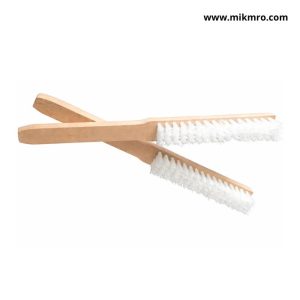 Bàn chải gỗ là dòng sản phẩm vệ sinh tiện dụng với thiết kế chắc chắn và gọn gàng. Bàn chải cán gỗ giúp thao tác dễ dàng khi chà rửa, phù hợp nhiều nhu cầu sử dụng trong gia đình. Bàn chải có cán được gia công cứng cáp, đáp ứng tốt các công việc làm sạch hằng ngày. Mô tả sản phẩm Bàn chải gỗ cán dài Xuất xứ: Trung  Thương hiệu: Liulin Chất liệu cán: Gỗ sồi Chất liệu sợi: PP hoặc nilon Công dụng chính: Chà rửa và làm sạch bề mặt